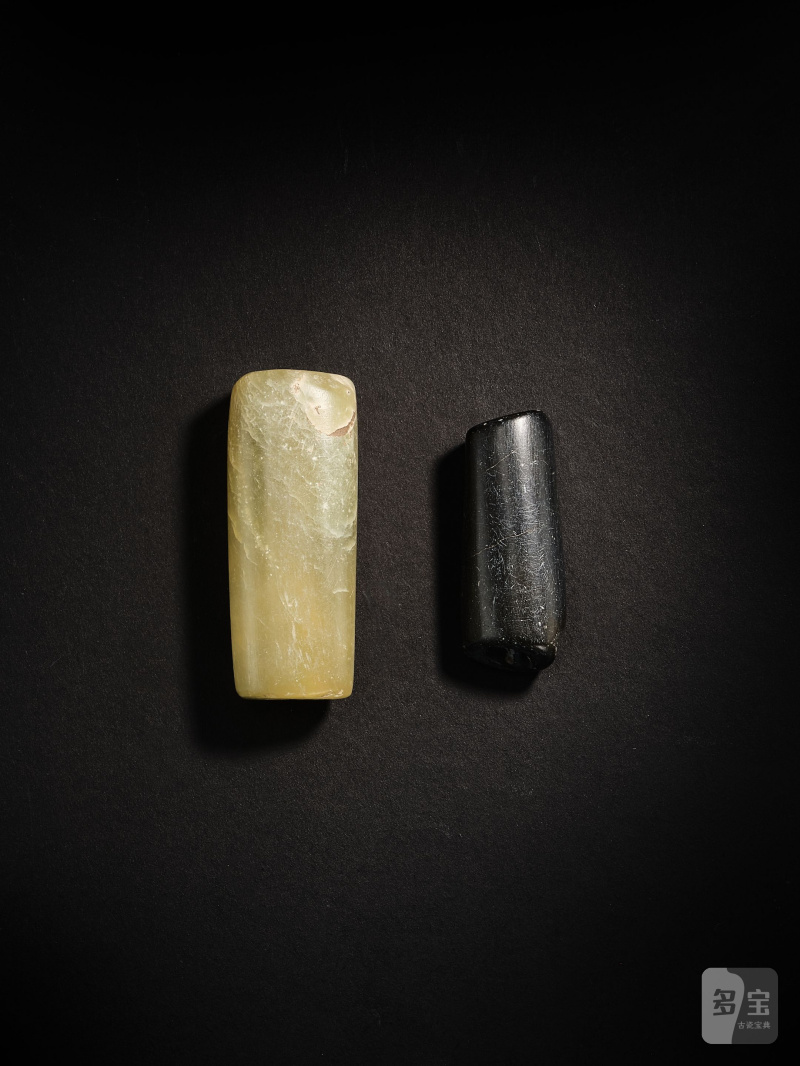 新石器時代　青玉管 及 墨玉管 | A PALE GREEN JADE BEAD AND A BLACK JADE BEAD